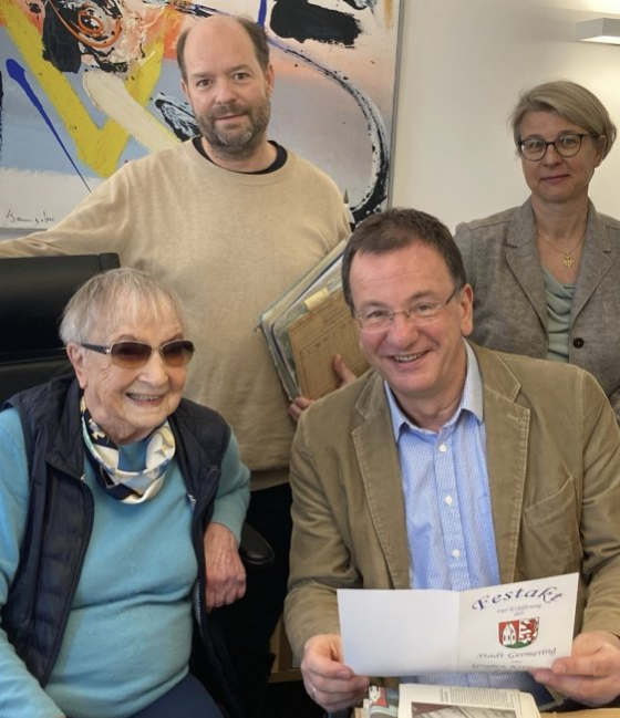 Irmgard Köhler-Langewiesche übergibt privates Archiv an die Stadt Germering